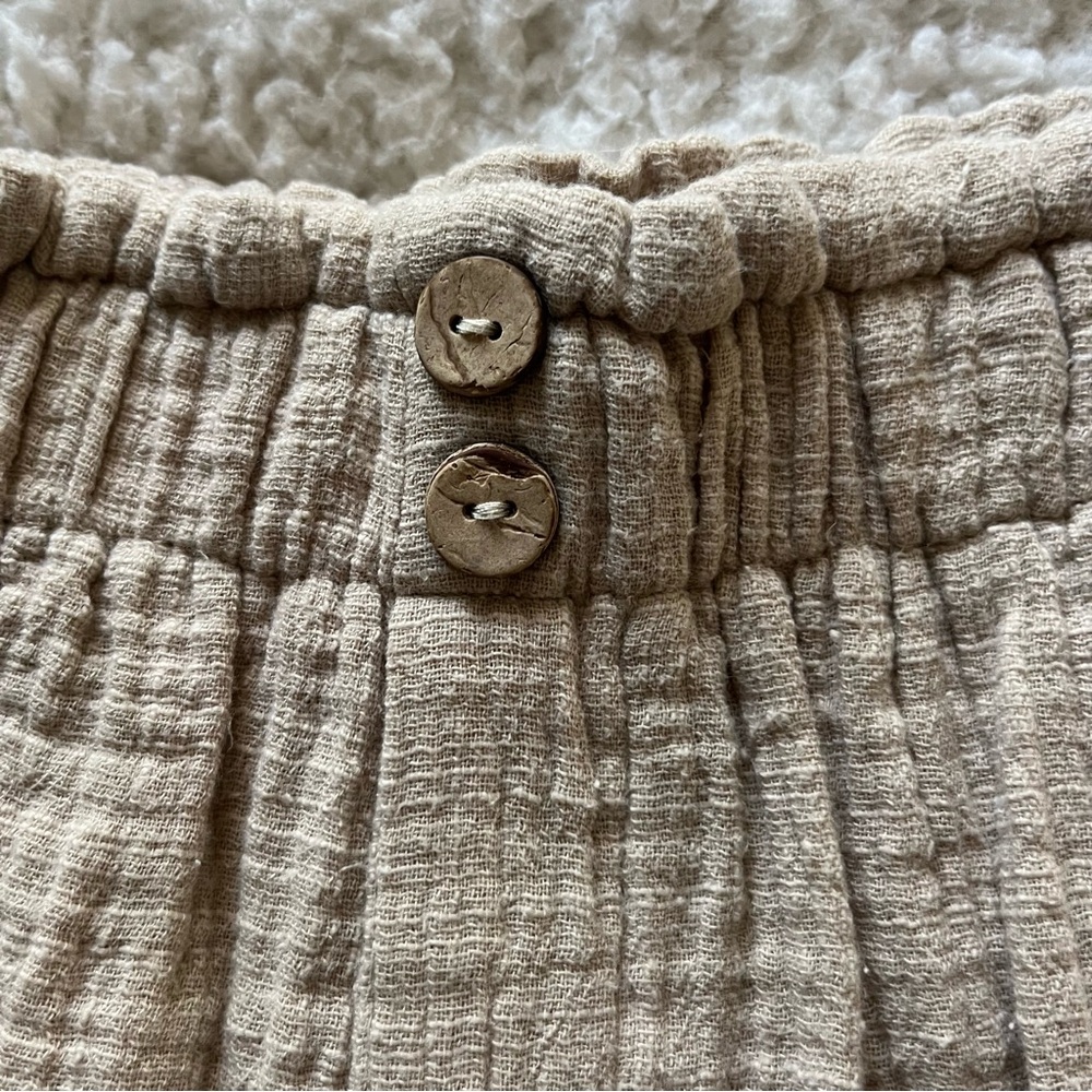 Cotton Candy LA: Gauze Linen Shorts. - Picture 2 of 4
